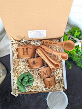 Load image into Gallery viewer, Bulk buy 32 Quantity Housewarming gift basket, Wood measuring cups, Measuring spoons, Realtor closing gift for buyer