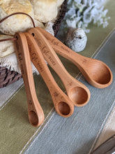 Load image into Gallery viewer, Bulk buy 32 Quantity Housewarming gift basket, Wood measuring cups, Measuring spoons, Realtor closing gift for buyer
